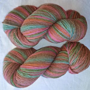 Wollgarn zum Stricken, Hochwertiges mehrfarbiges grün, rosa gestreiftes Wollgarn. Natürliches Lanolin-Garn
