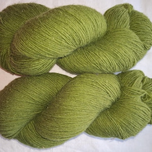 Wolle Garn zum Stricken, Hochwertiges grün oliv Wollgarn.  Natürliches Lanolin-Garn.