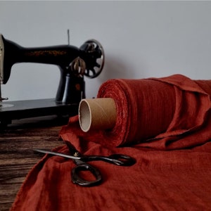 Puede incluir: Un juego de tres tazas de cerámica con un acabado mate moteado. Las tazas son de color crema, marrón claro y marrón oscuro. Cada taza tiene un diseño simple y minimalista y un asa redondeada. Para café o té.