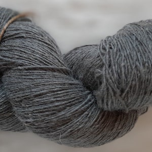 Wollgarn zum Stricken, Hochwertiges handgefärbtes graues Garn, Natürliches Lanolin