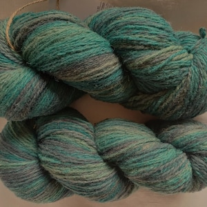 Wollgarn zum Stricken, Hochwertiges, blaugrünes, handgefärbtes Wollgarn. Natürliches Lanolin-Garn.