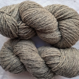 Wollgarn zum Stricken, Hochwertiges graues Garn aus 100 % Schurwolle. Natürliches Lanolin-Garn.
