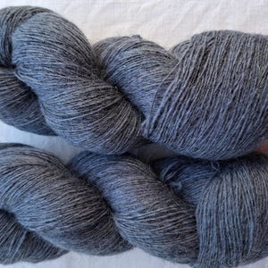 Wollgarn zum Stricken, Hochwertige blau gefärbte 100 % Merinowolle. Natürliches Lanolin-Garn.
