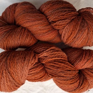 Wolle Garn zum Stricken, Hochwertige orange rote 100 % Wolle. Natürliches Lanolin-Garn.
