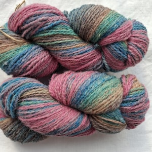 Wolle Garn zum Stricken, hochwertige mehrfarbige blau, rosa gestreifte Wolle. Natürliches Lanolin-Garn.