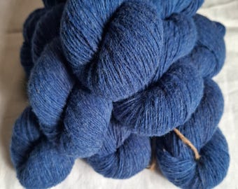 Hilo azul 100 % lana. Hilo de lanolina natural.