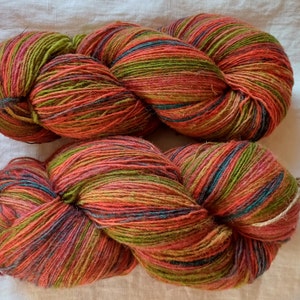 Wollgarn zum Stricken. Hochwertige multicolor rot, grün gestreifte 100 % Wolle. Natürliches Lanolin-Garn.