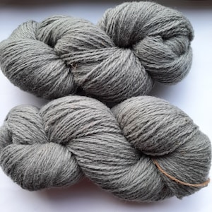 Wollgarn zum Stricken, Hochwertiges graues Wollgarn, Natürliches Lanolingarn