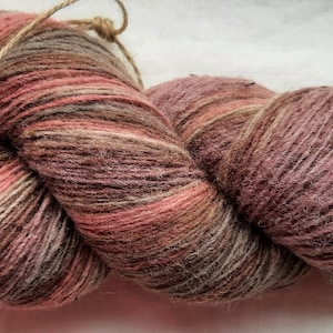 Filato di lana per lavorare a maglia. Filato multicolore di alta qualità marrone, rosa, a righe. Filato di lanolina naturale.
