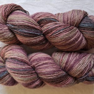Wollgarn zum Stricken. Hochwertige handgefärbte 100 % Merino Wolle Wolle. Natürliches Lanolin-Garn.