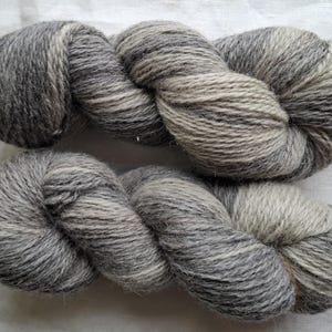 Wolle zum Stricken, Hochwertige mehrfarbige grau gestreifte Merinowolle. Natürliches Lanolin-Garn.