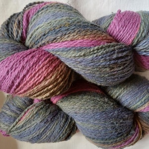 Wollgarn zum Stricken, Hochwertiges grünlich grau, lila gestreiftes handgefärbtes Wollgarn. Natürliches Lanolin-Garn.
