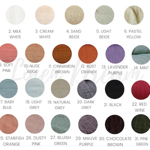 Può includere: Una cartella colori con trentadue campioni di tessuto circolari disposti in una griglia. Ogni campione è numerato e nominato, tra cui bianco ottico, bianco latte, bianco crema, beige sabbia, beige chiaro, giallo pastello, giallo caramello, giallo miele, rosa tenue, beige nude, marrone cannella, arancione ruggine, viola lavanda, menta, verde salvia, verde muschio, azzurro, grigio chiaro, grigio naturale, grigio scuro, nero, rosso vino, blu oceano, blu navy, arancione stella marina, rosa polvere, verde bluastro, viola malva, marrone cioccolato, verde pino e naturale non tinto.