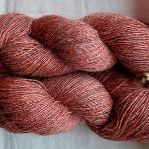 Wollgarn zum Stricken. Hochwertige himbeerrote handgefärbte 100 % Merinowolle. Natürliches Lanolin-Garn.