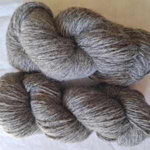 Wollgarn zum Stricken, Hochwertiges ungefärbtes graues Wollgarn. Natürliches Lanolin-Garn.