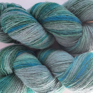 Wollgarn zum Stricken. Hochwertiges Multicolor grünes Wollgarn. Natürliches Lanolin-Garn.