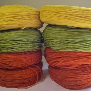 Wollgarn zum Stricken. Hochwertiges ungesponnenes Wollgarn. Natürliches Garn aus 100% Wolle.