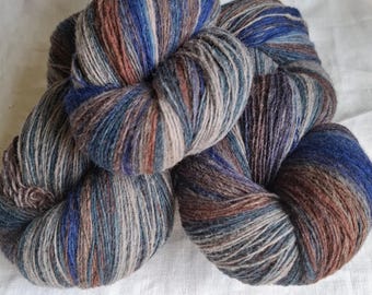 Hilo de lana 100 % multicolor azul, rico en lanolina, teñido a mano.
