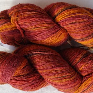 Wollgarn zum Stricken. Hochwertige weinrot orange gestreifte 100 % Wolle. Natürliches Lanolin-Garn.