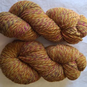 Wollgarn zum Stricken, Hochwertiges mehrfarbiges senfgelb, rot oranges, gestreiftes Wollgarn, natürliches Lanolingarn