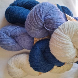 Wollgarn zum Stricken. Hochwertiges Wollgarn. Natürliches Garn aus 100% Wolle.