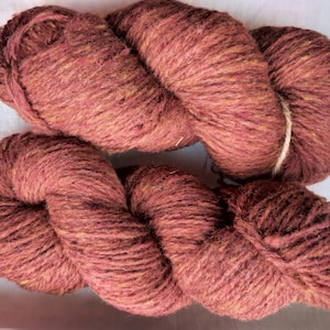Wollgarn zum Stricken, Hochwertiges rotbraun mit orangefarbenen Wollgarn. Natürliches Lanolin-Garn.