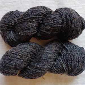 Wollgarn zum Stricken, Hochwertiges graues handgefärbtes Wollgarn. Natürliches Lanolin-Garn.