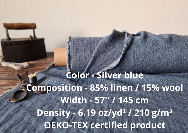 Puede incluir: Rollo de tela de lino azul plateado, de 145 cm de ancho, compuesto por 85% lino y 15% lana. Tambi&eacute;n se ven una plancha antigua, tijeras e hilo. Densidad de la tela: 210 g/m&sup2;.