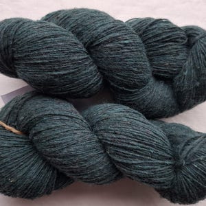 Wollgarn zum Stricken, Hochwertiges blaugrünes Tweed-Wollgarn. Natürliches Lanolin-Garn.