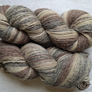 Wollgarn zum Stricken, Hochwertiges ungefärbtes Lammwollgarn naturbraun, graues Wollgarn. Natürliches Lanolin-Garn