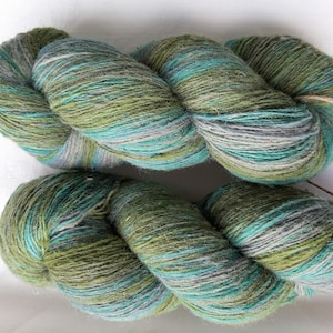 Wollgarn zum Stricken. Hochwertiges multicolor moosgrün, grau, gestreiftes Garn. Natürliches Lanolin-Garn.