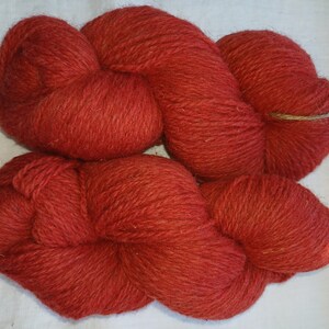 Wollgarn zum Stricken, Hochwertiges himbeerrotes Wollgarn. Natürliches Lanolin-Garn.