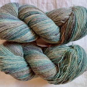 Wollgarn zum Stricken. Hochwertiges multicolor ozeanblau, grau, gestreiftes Garn aus 100 % Wolle. Natürliches Lanolin-Garn.