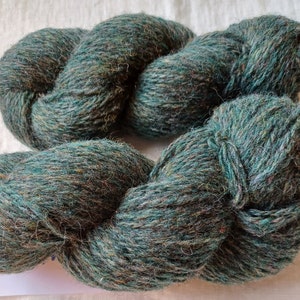 Wollgarn zum Stricken, Hochwertiges dunkelgrünes handgefärbtes Wollgarn. Natürliches Lanolin-Garn.