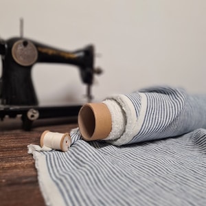 Tessuto di lino bianco latte con strisce blu medio, Tessuto leggero di lino naturale tagliato su misura o al metro, Tessuti di lino a righe