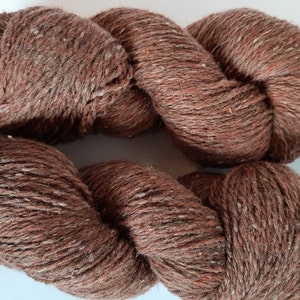Wollgarn zum Stricken, Hochwertiges braunes handgefärbtes Garn. Natürliches Lanolin-Garn.