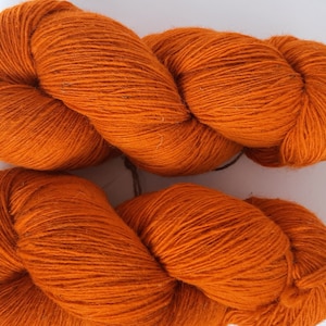 Wolle Garn zum Stricken, Orange hochwertige Wolle. Natürliches Lanolin-Garn.