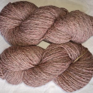 Wollgarn zum Stricken, Hochwertiges Altrosa Tweed handgefärbtes Wollgarn. Natürliches Lanolin-Garn.