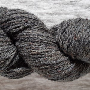Wollgarn zum Stricken. Hochwertiges handgefärbtes Garn. Natürliches Lanolin-Garn.