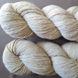 Wollgarn zum Stricken, Hochwertiges natürliches ungefärbtes Wollgarn. Natürliches Lanolin-Garn.