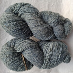 Wollgarn zum Stricken. 100 % graue Wolle. Natürliches Lanolin-Garn.