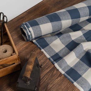 Op de afbeelding: Set van drie keramische mokken met een gespikkelde, matte afwerking. De mokken zijn in crème, lichtgrijs en donkergrijs. Elke mok heeft een eenvoudig, minimalistisch ontwerp, perfect voor koffie of thee.