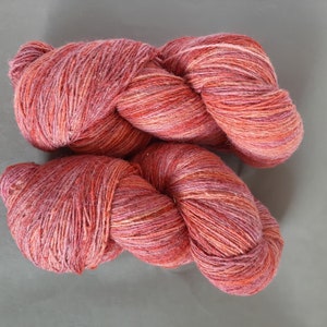 Wollgarn zum Stricken. Hochwertiges multicolor rot korallen handgefärbtes Garn. Natürliches Lanolin-Garn.