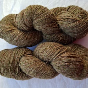 Wolle zum Stricken, Hochwertiges armeegrünes Tweed-Wollgarn. Natürliches Lanolin-Garn.