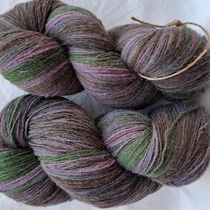 Wollgarn zum Stricken. Hochwertige multicolor grün, lila gestreifte 100% Wolle. Natürliches Lanolin-Garn.
