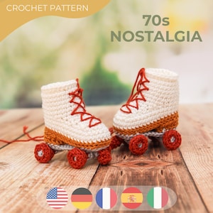 Puede incluir: Un par de patines de crochet con botas color crema, ribetes naranjas, cordones rojos y ruedas rojas. El texto CROCHET PATTERN y 70s NOSTALGIA aparece en la parte superior. Cinco banderas nacionales circulares aparecen abajo.
