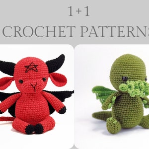Może przedstawiać: Dwie pluszowe zabawki amigurumi wykonane na szydełku, czerwony diabeł z czarnymi rogami i skrzydłami oraz zielony smok ze skrzydłami.  1+1 Wzory na szydełku.