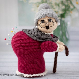 Oma/oma haakpatroon Amigurumi speldenkussen En, Es, It, Fr, Pt, De DIY haakproject voor woondecoratie / Instant Download afbeelding 1