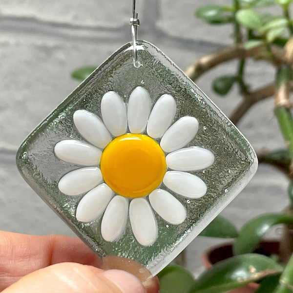 Fused Glass Daisy Flower Keepsake, handmade glass artwork, hanging decoration, gift for her