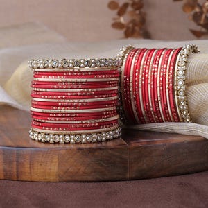 "Mehira Two Hand Armreifen Set in ""Rot""."
